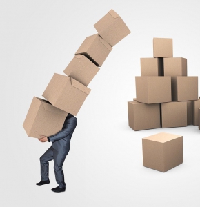 hombre con cajas