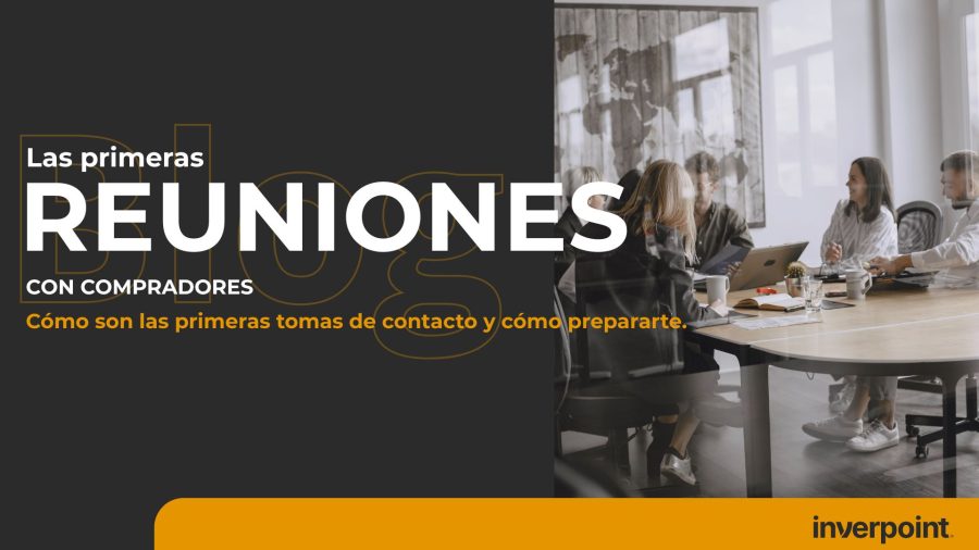Reunión de trabajo entre compradores y vendedores en la venta de una empresa